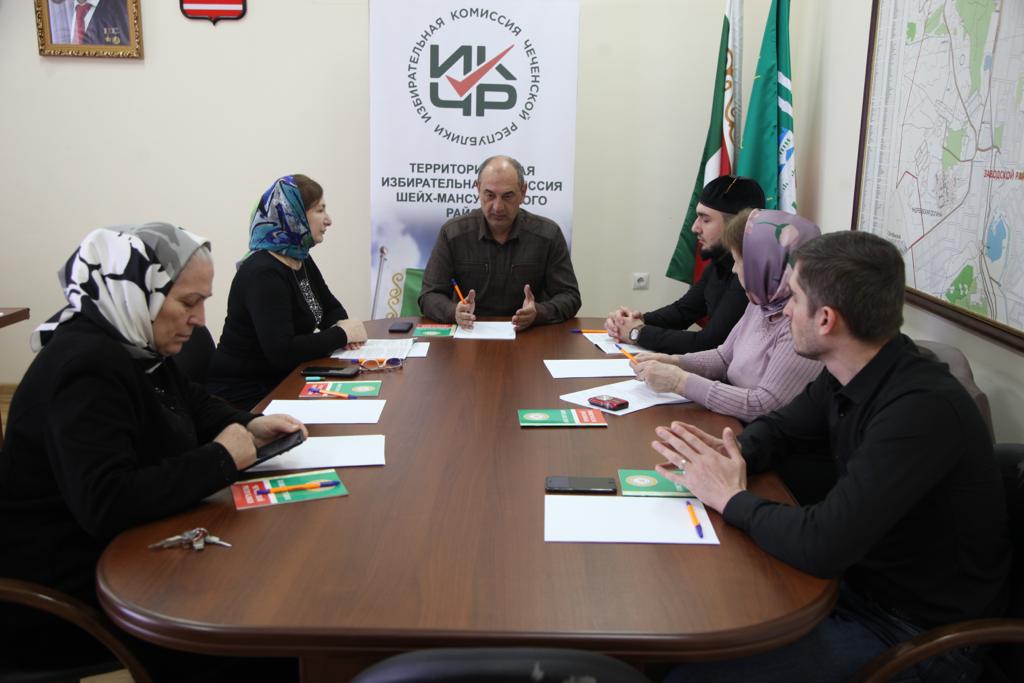 В ТИК Шейх-Мансуровского района отметили годовщину принятия Конституции Чеченской Республики