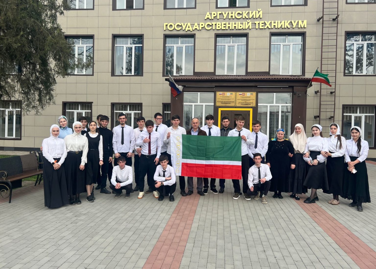 Студентам Аргунского государственного техникума рассказали об истории принятия Конституции ЧР